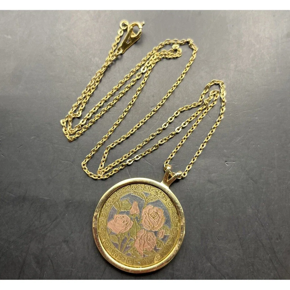 Vintage Rose Medallion Pendant Necklace Floral Flower Bouquet Roses Amway